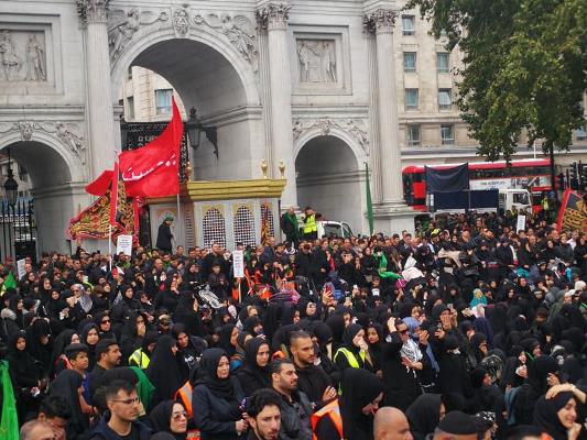 العتبة الحسينية صنعت أكبر راية وتم رفعها في مسيرة عاشورائية بالعاصمة البريطانية