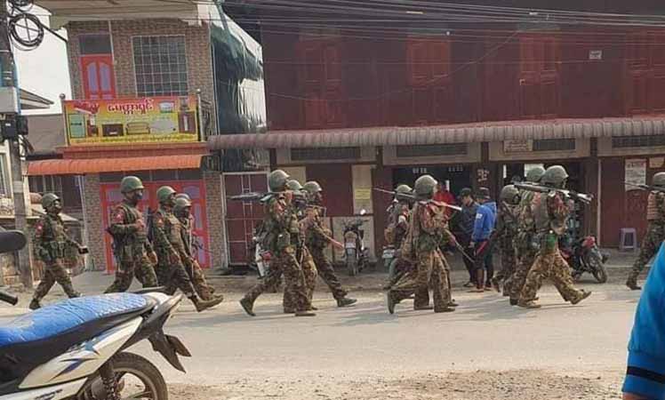  မိုးကုတ်တွင် စစ်ကောင်စီတပ်က PDF အယောင်ဆောင်ပြီး မြို့တွင်းလှည့်