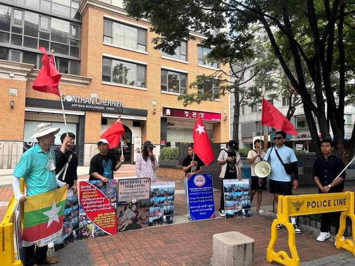 ဆိုးလ်မြို့ စစ်သံရုံးရှေ့တွင် ကိုရီးယားရောက် မြန်မာများ ဆန္ဒပြ