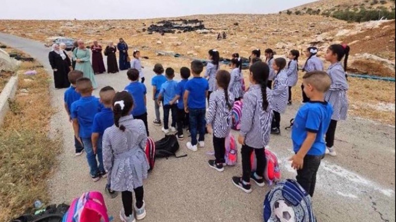  Palästinensische Schüler lernen unter freiem Himmel, da Schulgebäude durch Israel zerstört wurde