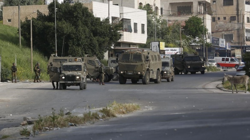  Para Pemuda Palestina Gulingkan Kendaraan Militer Israel