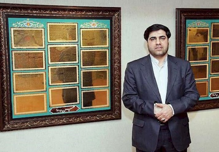 فنان إيراني يخط القرآن الكريم على تحفة فنية + صورة