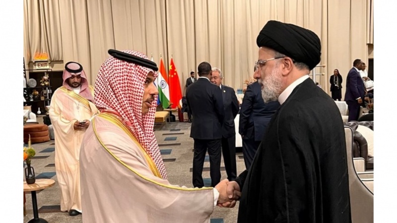  Presidente Raisi e ministro Esteri saudita a margine vertice BRICS