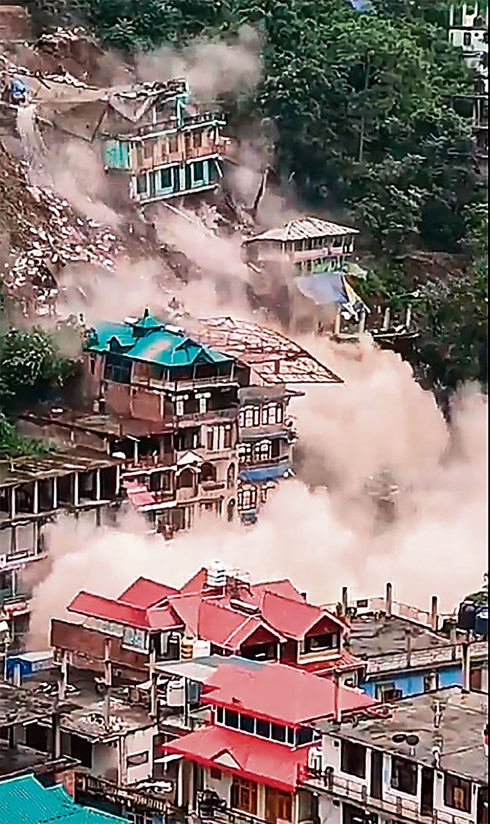 हिमाचल में भारी बारिश बनी आफत, 8 इमारतें जमींदोज, दो खतरे की जद में