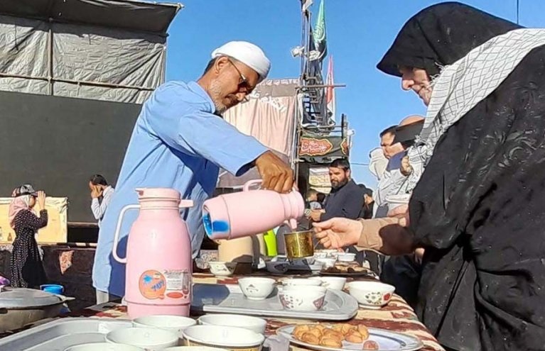 قائد الثورة الاسلامية يهدي خاتمه لأصحاب موكب لأهل السنة يخدمون زوار الأربعينية