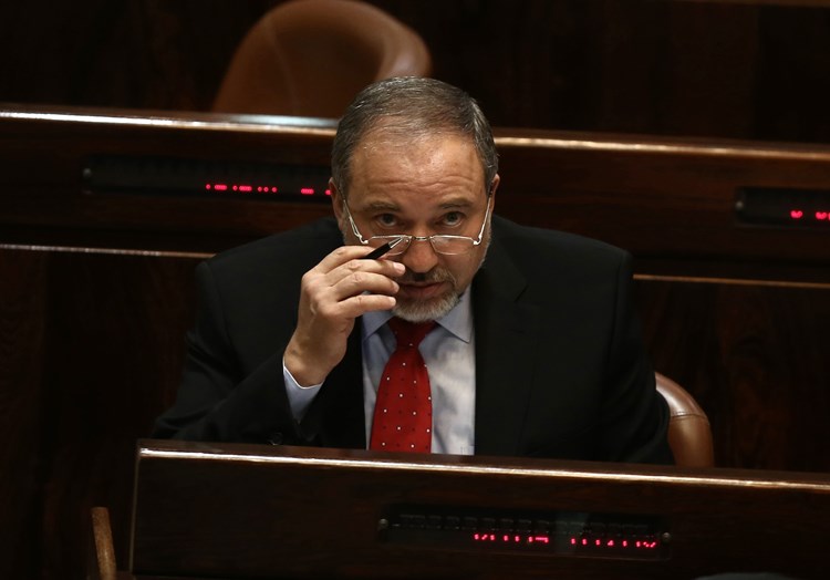 ليبرمان: "إسرائيل" تفقد السيطرة الأمنية.. وتنهار اقتصادياً