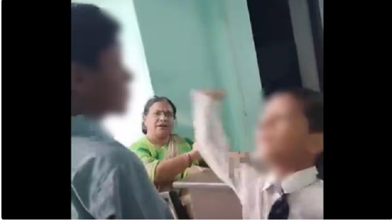 भारत: इस्लामोफोबिया की एक और घटना, शिक्षक ने दूसरे बच्चों के साथ मुस्लिम बच्चे को पिटाई लगवाई।
