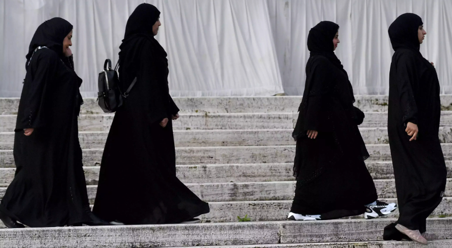 Fransa qadınlara məktəblərdə islami paltar geyinməyi qadağan edib