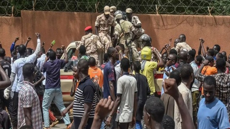  Rakyat Niger Kepung Pangkalan Militer Prancis