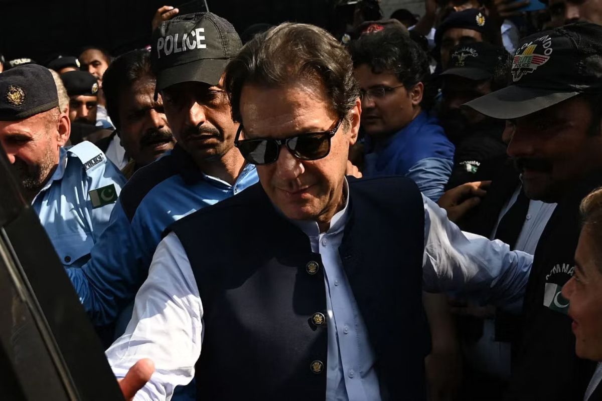 محكمة باكستانية تعلق الحكم الصادر بحق عمران خان وتأمر بالإفراج عنه