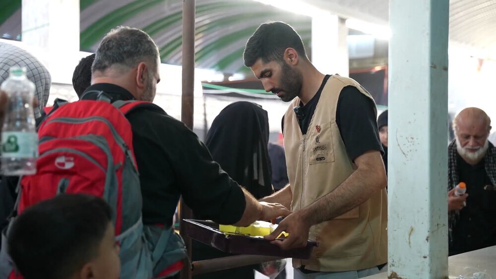 Former Iranian soccer player serves Arbaeen pilgrims in Moukeb of Lady Masoumeh