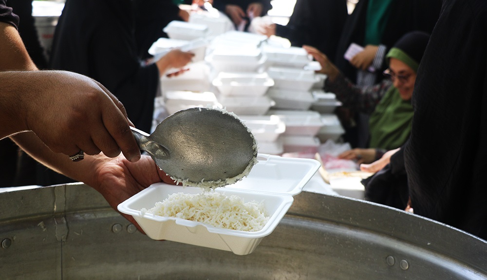 خدمت‌رسانی به زائران اربعین در بيش از 23 موکب مردمی مهاجران استان قم، در ایران و عراق