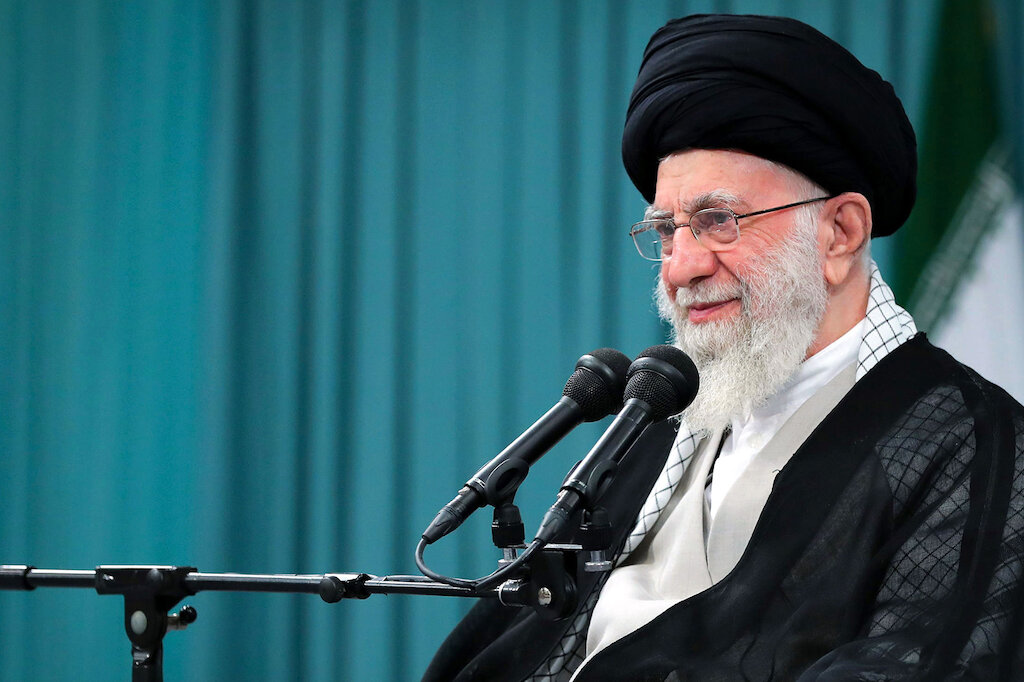 Imam Khamenei: Use art to keep the memory of martyrs alive (Video)