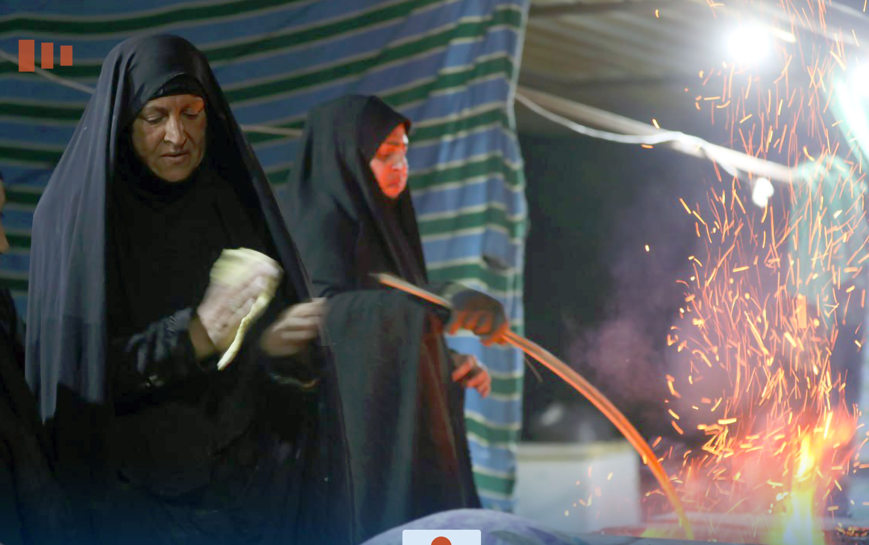 نسوة جندن انفسهم لإطعام زائري أربعينية الإمام الحسين(ع) خبزا حارا+(صور)