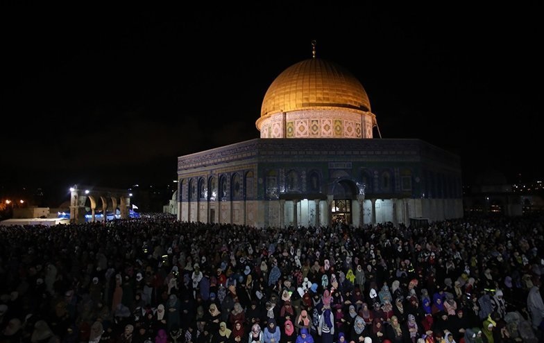 آلاف الفلسطينيين يؤدون صلاة الفجر في المسجد الأقصى ضمن حملة الفجر العظيم