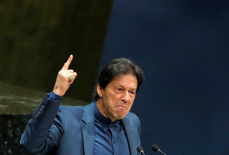 عمران خان لأنصاره: واصلوا الاحتجاجات السلمية ولا تجلسوا داخل منازلكم