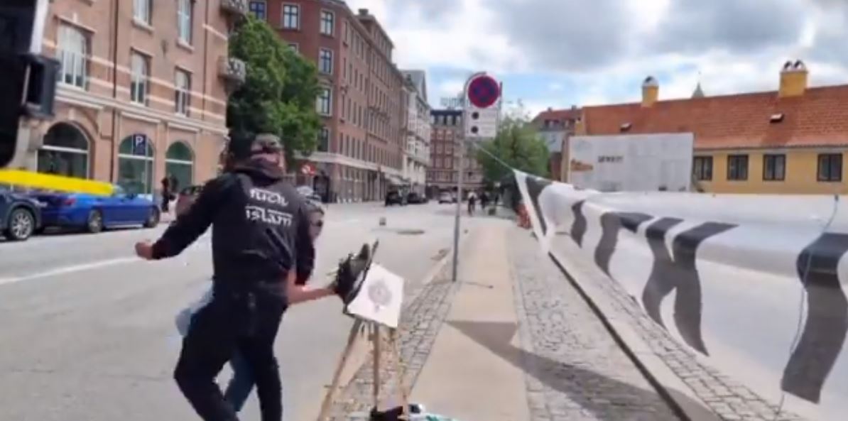 Video: Dankinja pokušala spriječiti paljenje Kur'ana, savladala je policija