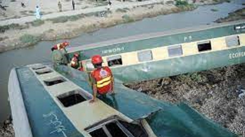 Pakistan: almeno 30 morti nel deragliamento di un treno