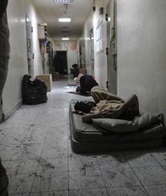 أول حالة إغماء تصيب أحد المعتقلين السياسيين في سجن "جَوْ" المضريبن عن الطعام لتحقيق مطالبهم ووقف انتهاك حقوقهم