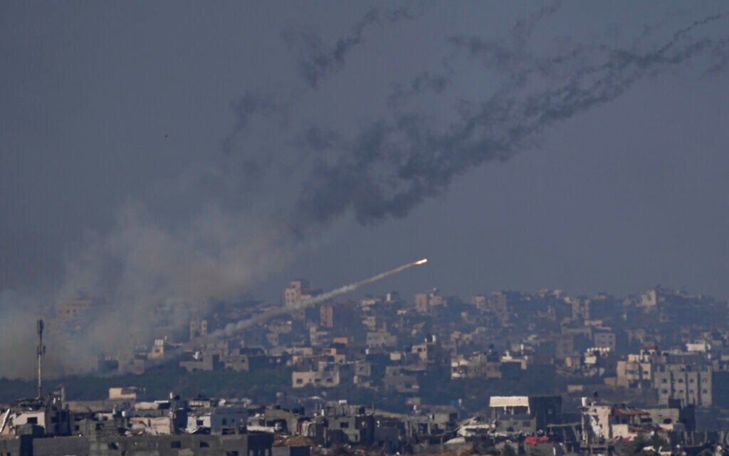 رداً على المجازر في غزّة.. المقاومة الفلسطينية تدّك "تل أبيب" برشقات صاروخية