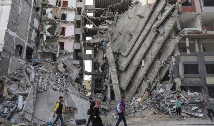  Civil Defense in Gaza exhumes 300 decomposed bodies during truce