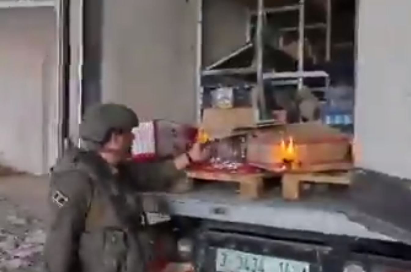 Video: Soldiers of Zionist army set fire to humanitarian aid sent to Gaza