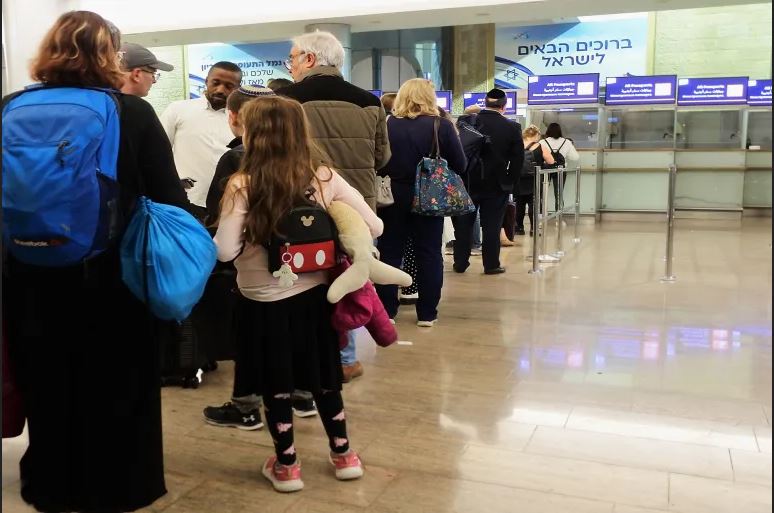 تقرير يكشف عن هروب 370 ألف إسرائيلي من الأراضي المحتلة الفلسطينية منذ بدء معركة "طوفان الأقصى"