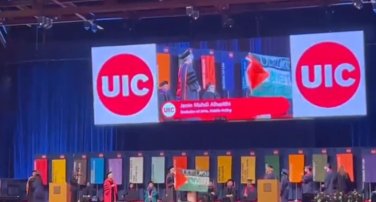 Video: A student raises Palestinian flag during graduation ceremony at University of Illinois, Chicago 