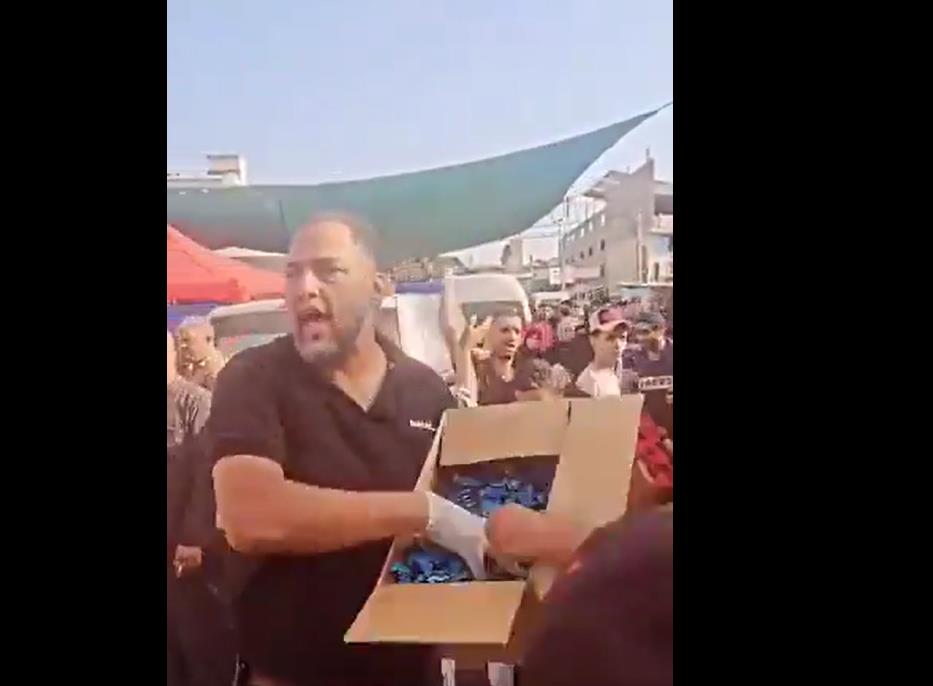 فيديو | فلسطيني يوزع "شوكولاته" بين الناس بكل فخر واعتزاز لاستشهاد زوجته وأولاده بغزة !