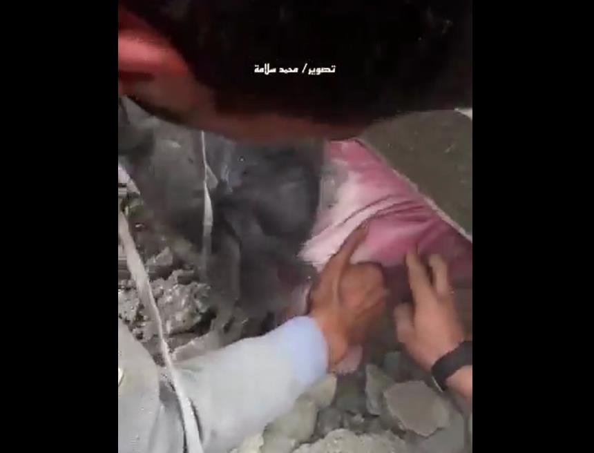 فيديو | انتشال طفلة صغيرة من تحت الأنقاض في غزة بعد قصف صهيوني 