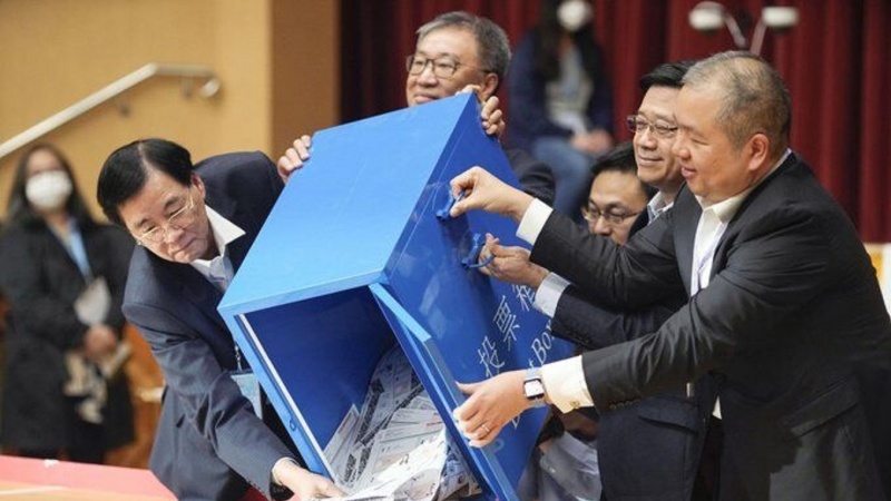 香港特别行政区第七届区议会选举成功举行