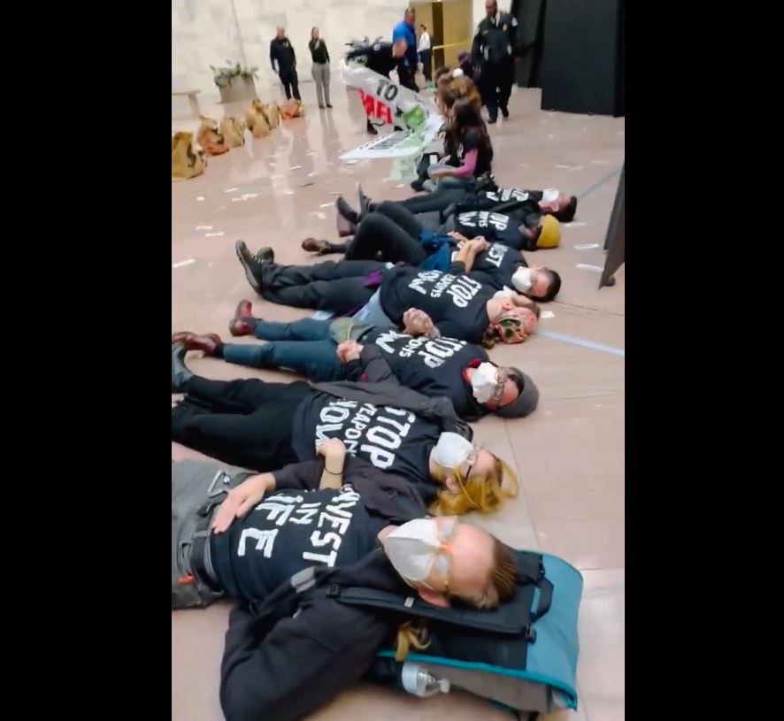 Video: Police arrest Jewish anti-Israel protesters inside Santé building in Washington