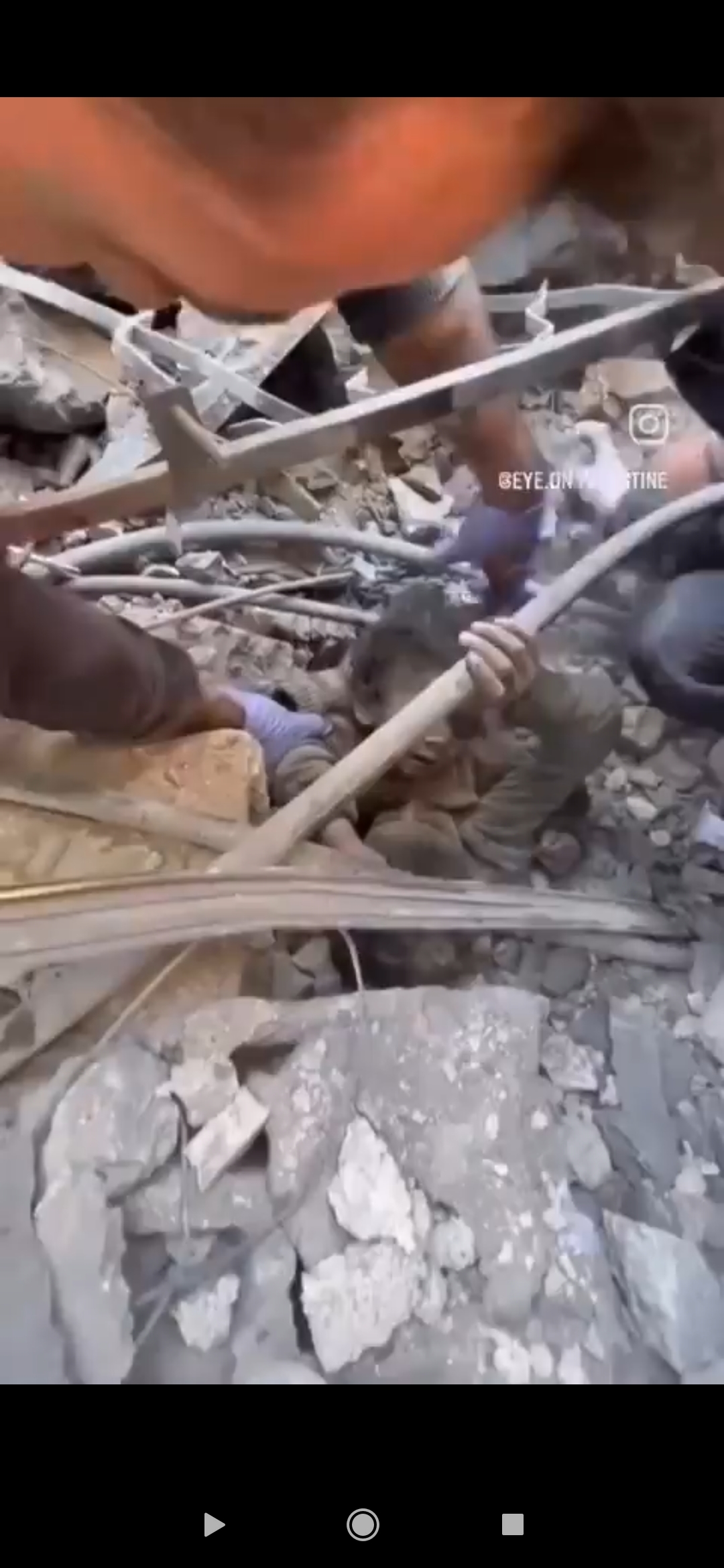 Dvoje palestinske djece čudom spašeno ispod ruševina (video)