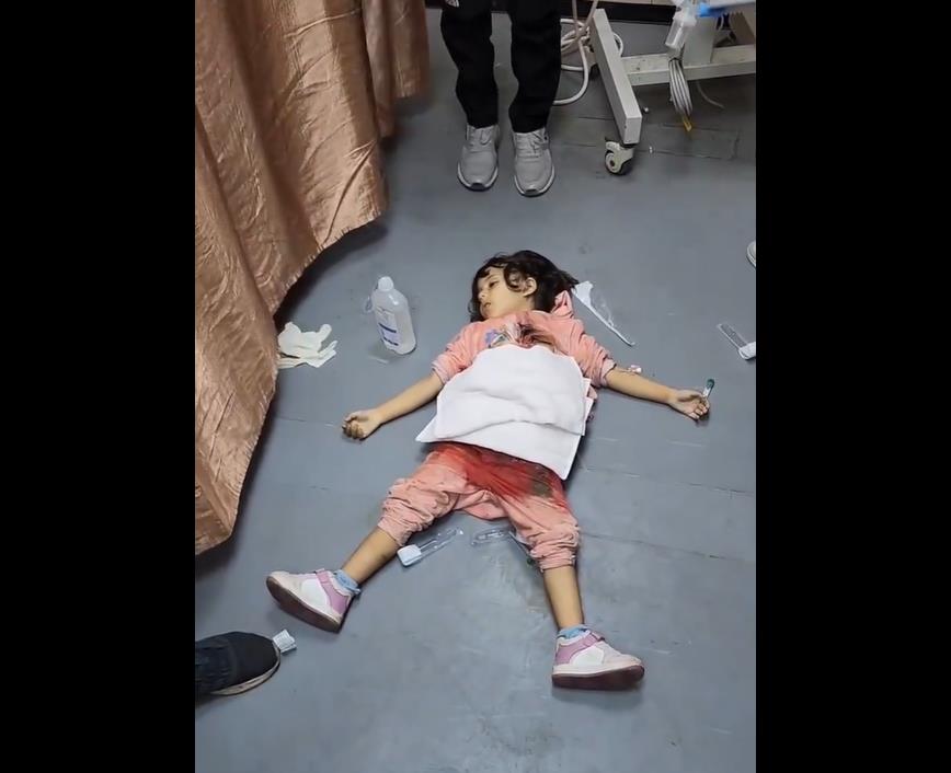 فيديو | مشهد مؤلم.. طفلة أصيبت بغارة صهيونية تفارق الحياة رغم محاولات طبيب لإنقاذها