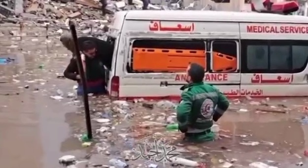فيديو | نقل مصابة فلسطينية من سيارة الإسعاف التي حاصرتها السيول