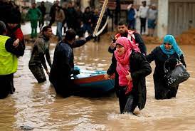 Penyelamatan Perempuan Palestina yang Terjebak Banjir