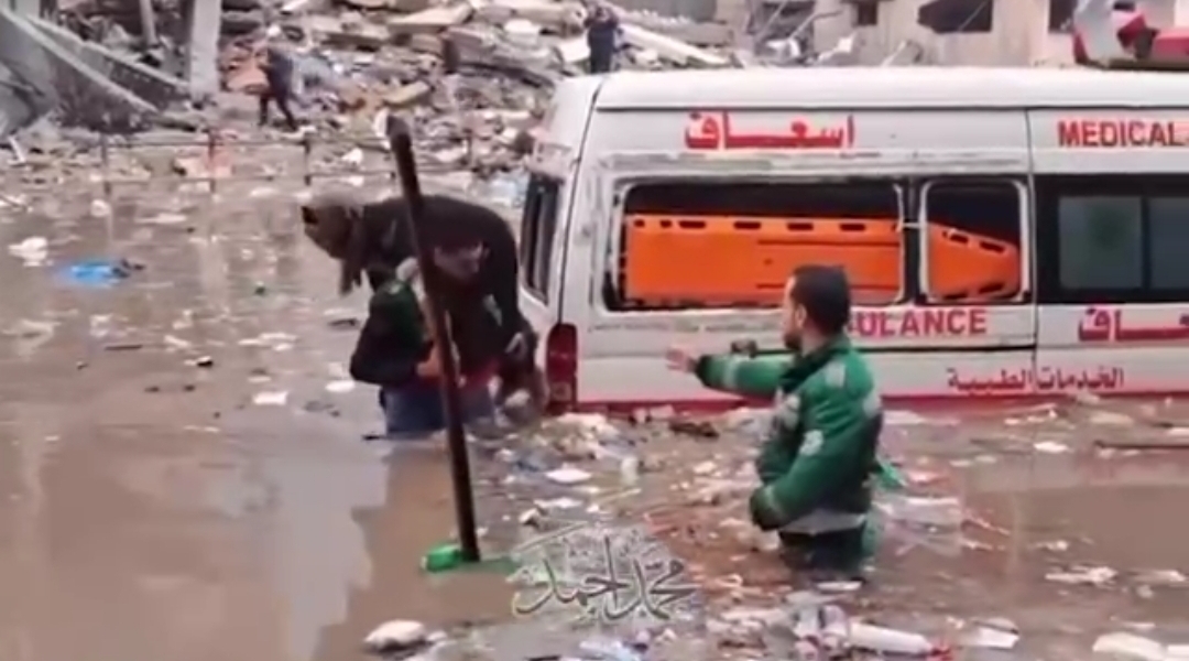 Paghahatid ng isang sugatang babaeng Palestina mula sa isang ambulansya 