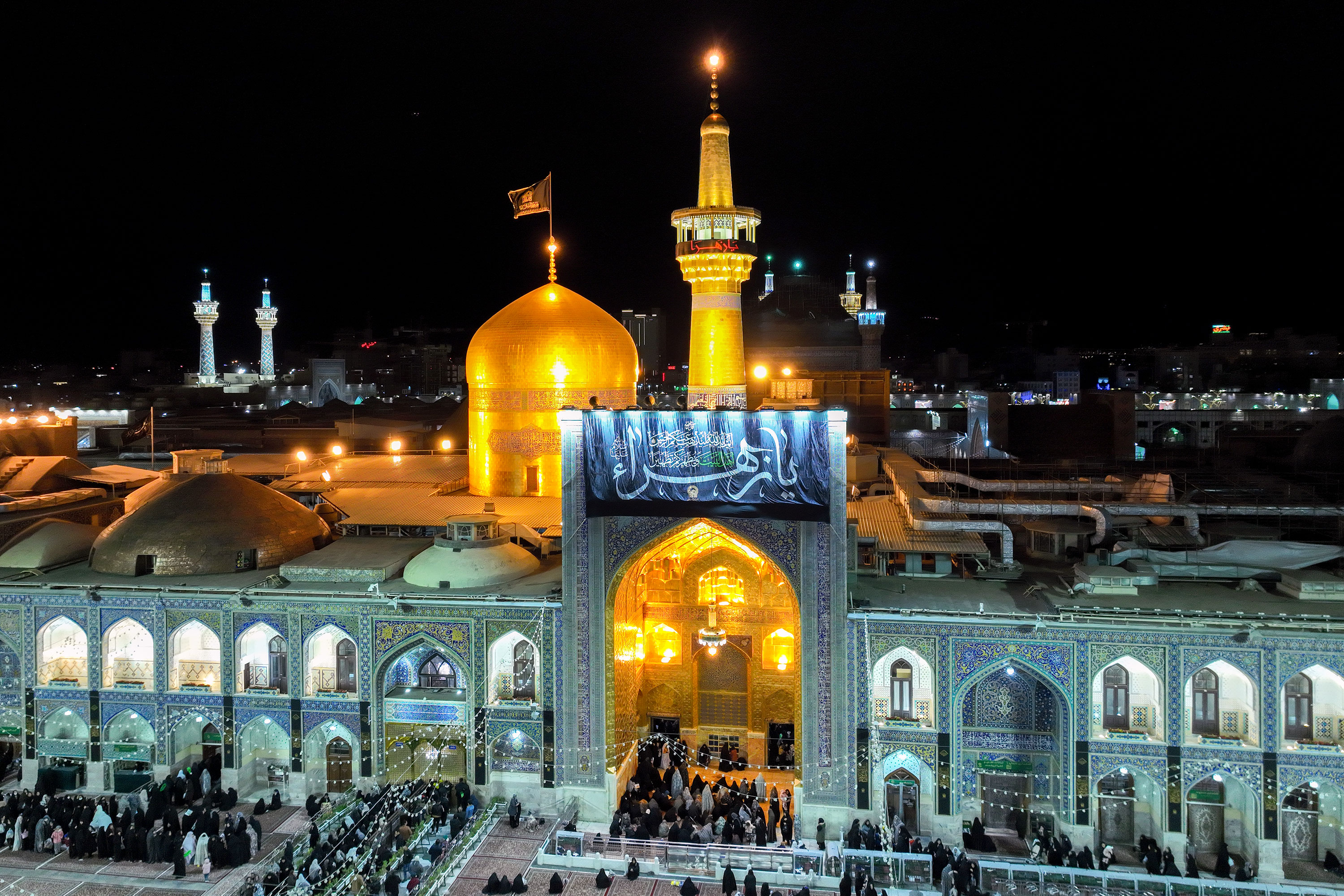 Labarai Cikin Hotuna Na Lullube Hubbaren Razawi Da Bakaken Sitara Domin Juyayin Shahadar Sayyidah Zahra (AS)