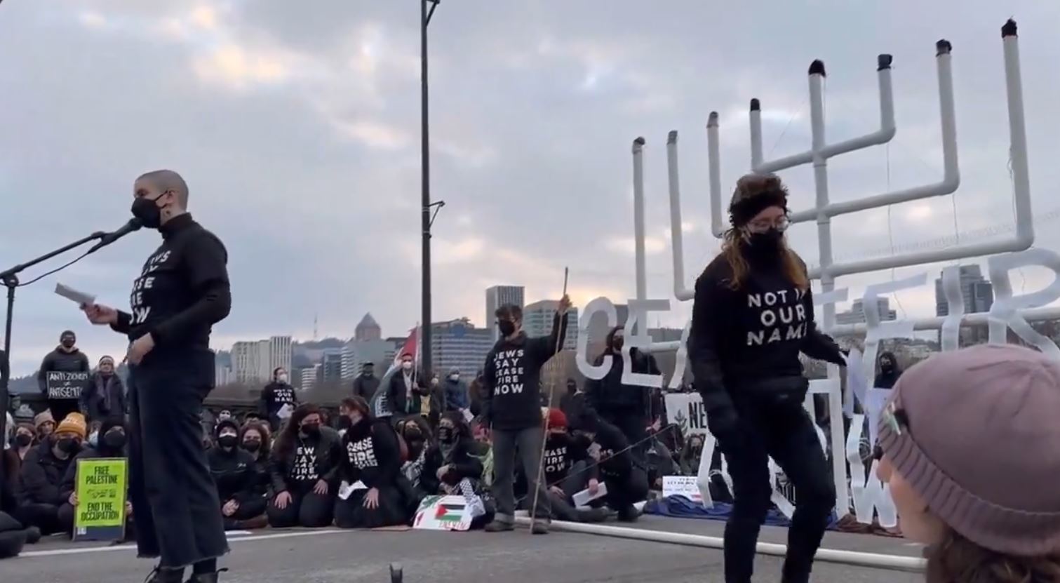 Video: Hundreds of Jewish protesters occupied Burnside Bridge in Portland, US demanding ceasefire in Gaza