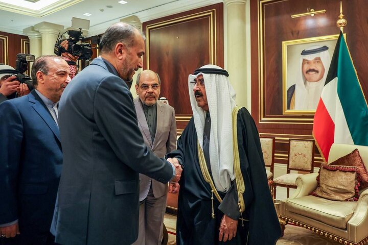 وزير الخارجية الايراني يلتقي امير الكويت الجديد 