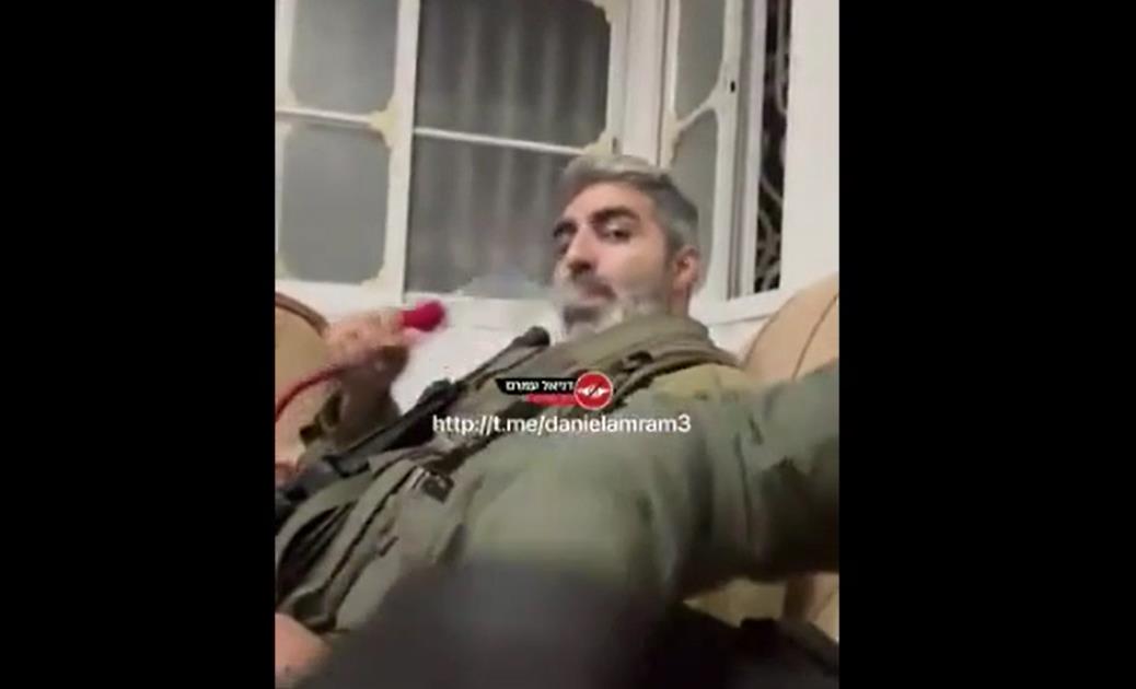 فيديو | جنود صهيونيون يسخرون من معتقلين فلسطينين معصوبي عيونهم في جنين