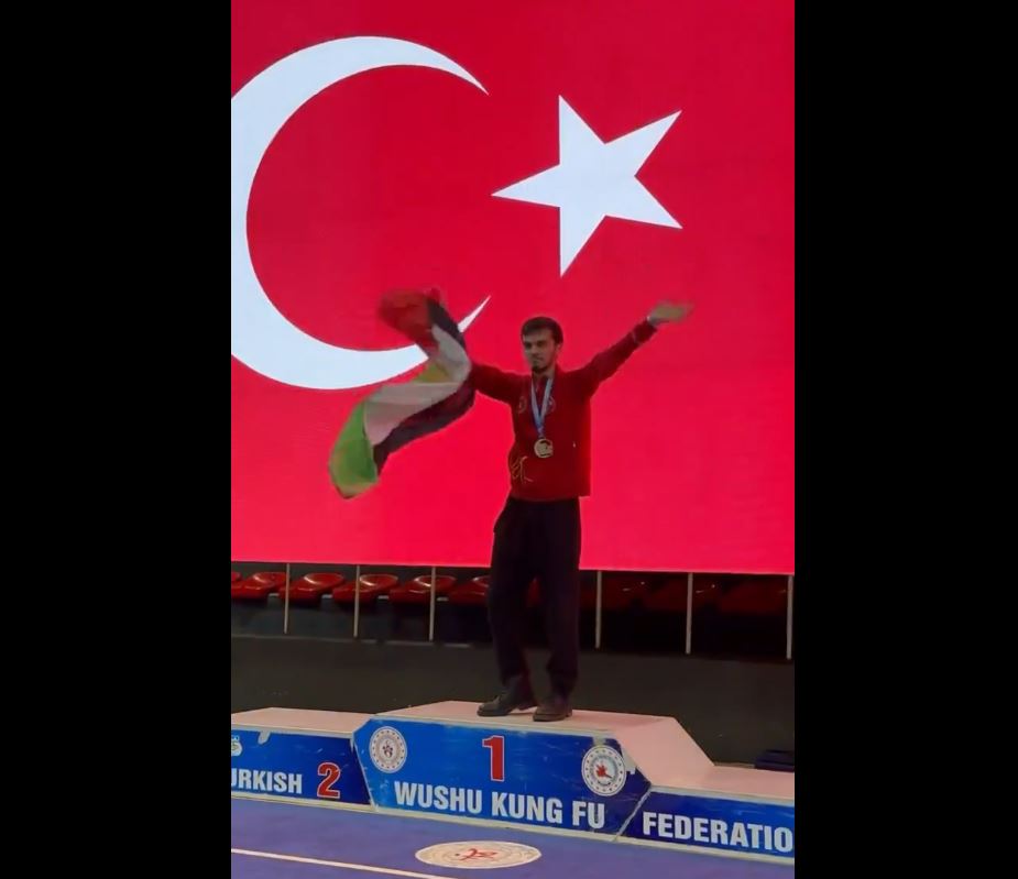 Video: Turkish Wushu champion raises Palestinian flag in solidarity with Palestine