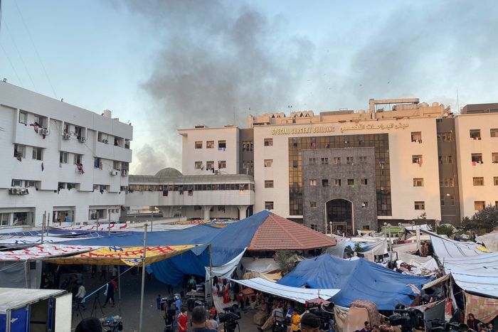 Kepulan asap yang keluar dari Hospital al-Shifa