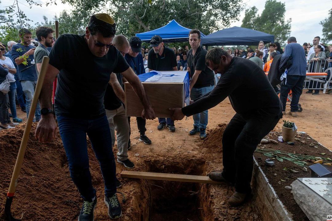 فیديو | الصهاينة مستمرين بدفن جنودهم الذين يسقطون قتلى في حرب غزة