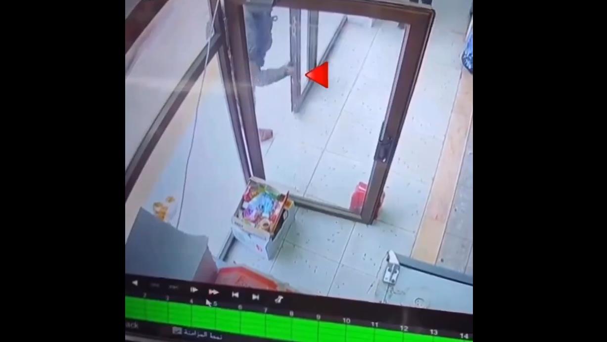 فيديو | جندي صهيوني يعتدي على محل تجاري في الخليل بإلقاء قنبلة مسيلة للدموع 