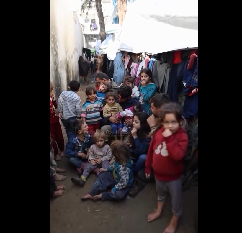 Video: Over 20 displaced Palestinian people live in a small tent in Gaza