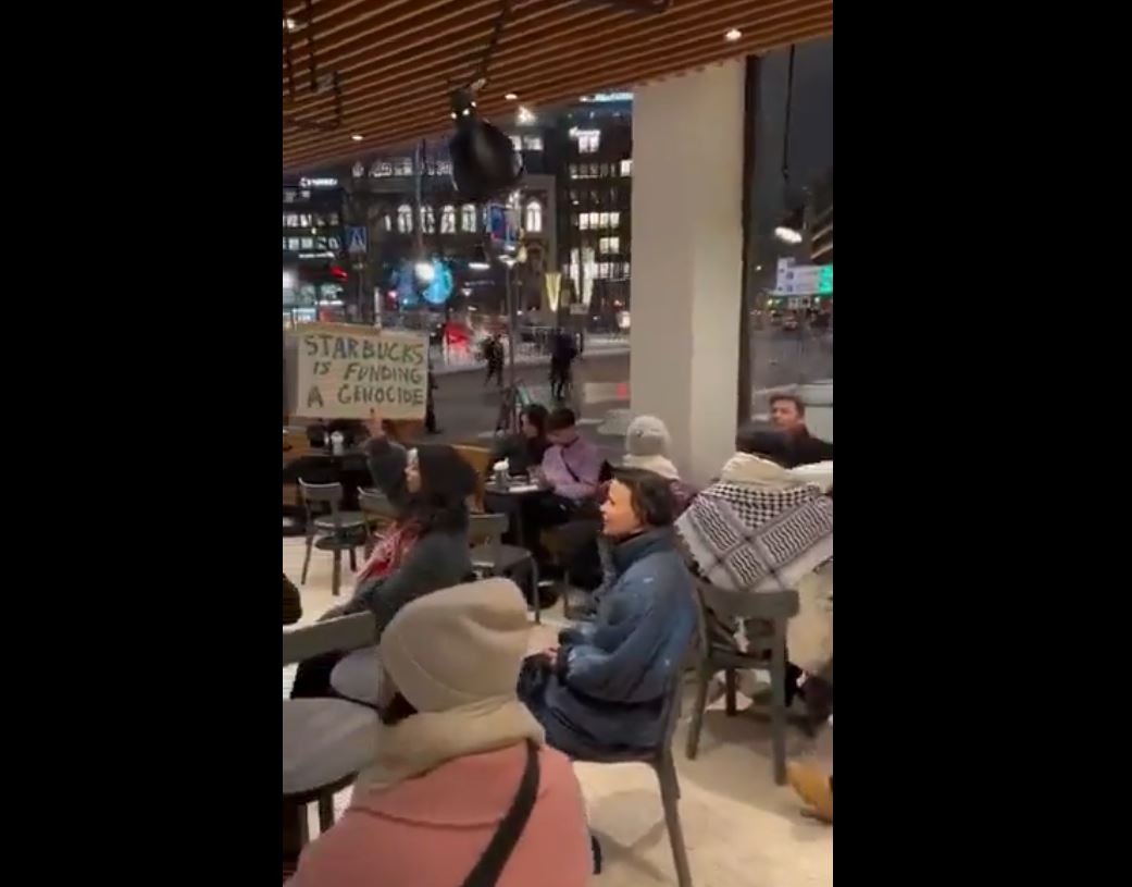 Video: Finnish activists organize a sit-in at Starbucks cafe in Helsinki against Israeli occupation