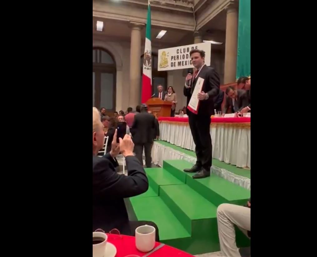 Video: American commentator dedicated his award to 70 Palestinian journalists tragically murdered by IOF 