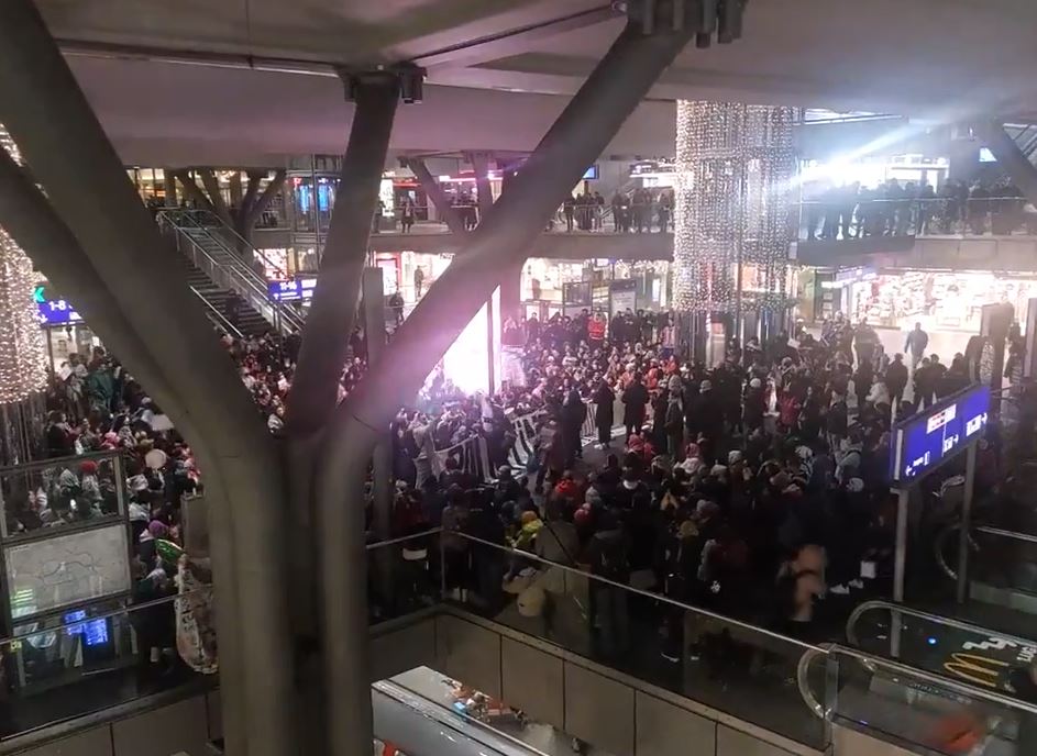 Video: Hundreds of protesters flocked to Berlin train station chanting "Ceasefire Now!"