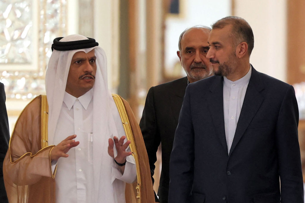 عبد اللهيان يصل الى العاصمة القطرية لبحث تطورات العدوان الصهيوني على غزة